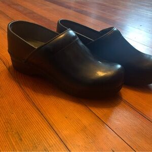 Women’s XP black danskos